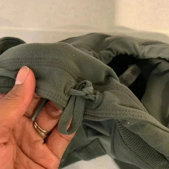 Athleta Green Tapered Ankle Partially Ribbed Athletic Leggings with Pockets - Picture 5 of 7